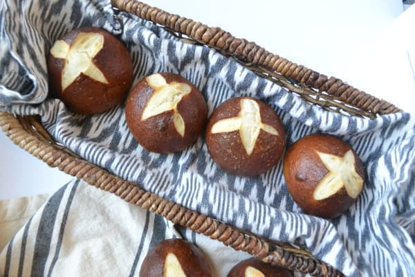 How To Make Pretzel Rolls 